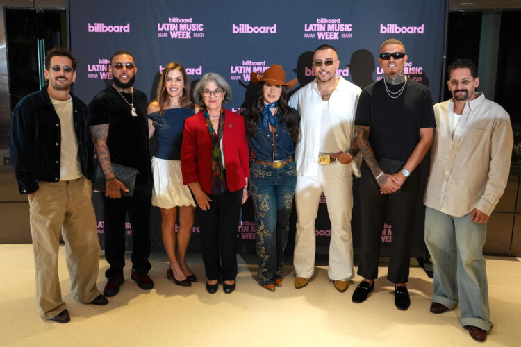 De izquierda a derecha, Ricky Montaner; Wow Popy; la directora de contenido latino y en español de Billboard, Leila Cobo; la alcaldesa de Miami-Dade, Daniella Levine Cava; Paola Jara; Jessi Uribe; Bebesito y Mauricio Montaner posan durante la rueda de prensa de presentación de la Semana Billboard de la Música Latina, en Miami (Estados Unidos). EFE/ Alberto Boal