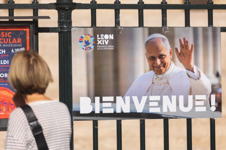 - Se ven retratos impresos del Papa León XIV en la iglesia La Madeleine, antes de su visita a Francia, en París, Francia, 21 de septiembre de 2026. El Papa León XIV tiene previsto visitar Francia del 25 al 28 de septiembre, con paradas en París, Lourdes y Metz. (Papa, Francia) EFE/EPA/MOHAMMED BADRA