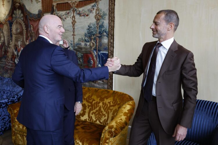 El presidente de la FIFA Gianni Infantino (I) uy el de la UEFA Aleksander Ceferin (d) en foto de archivo de FABIO FRUSTACI. EFE