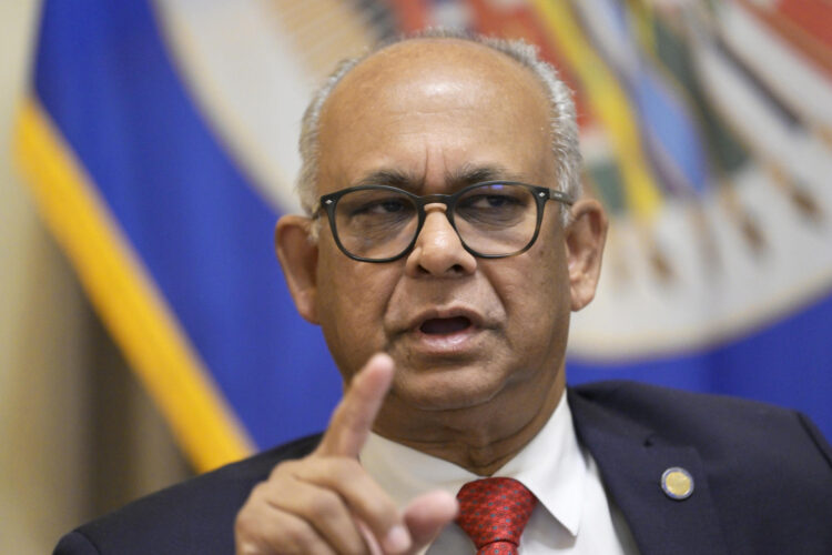 El secretario general de la Organización de los Estados Americanos (OEA), Albert Ramdin, habla durante una entrevista con EFE este jueves en Washington (EE.UU.). EFE/Lenin Nolly