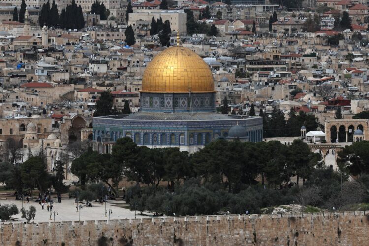 FOTO ARCHIVO. Vista de la Cúpula de la Roca en el recinto de la mezquita de Al-Aqsa en Jerusalén en marzo de 2025. EFE/EPA/ATEF SAFADI