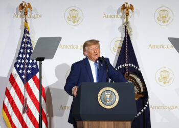 Trump defiende el avance de la IA y presenta portal para trámites que usa esta tecnología