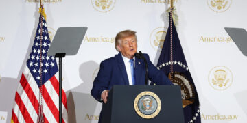 Trump defiende el avance de la IA y presenta portal para trámites que usa esta tecnología