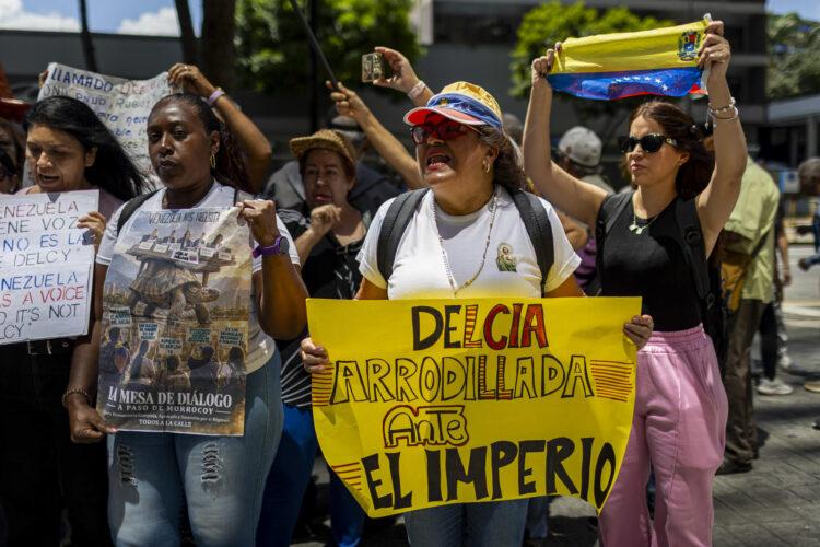 Personas se manifiestan contra la participación de la presidenta encargada de Venezuela, Delcy Rodríguez, en la Asamblea General de la ONU, este martes, frente a la sede de Naciones Unidas en Caracas (Venezuela). EFE/ Miguel Gutiérrez