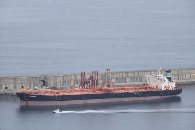 Imagen de archivo del petrolero LILLESAND, que navega bajo la bandera de las BAHAMAS, durante la descarga de petroleo en el Puerto de Bilbao, procedente de Libia.EFE/Luis Tejido