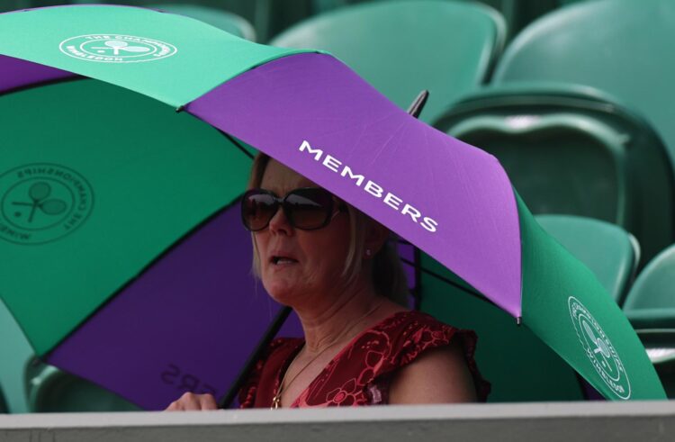 Fotografía del pasado 27 de junio, en la que puede verse a una mujer protegiéndose del sol durante una sesión de entrenamiento en la última edición de Wimbledon. EFE/ NEIL HALL