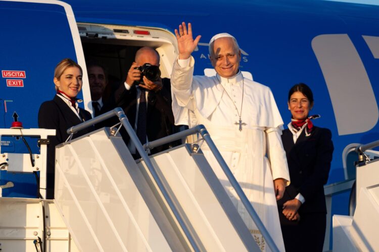 El papa León XIV saluda antes de abordar el avión que le trasladará a París, en el Aeropuerto Internacional de Roma-Fiumicino Leonardo da Vinci, en Fiumicino, Roma, Italia, el 25 de septiembre de 2026. EFE/EPA/TELENEWS