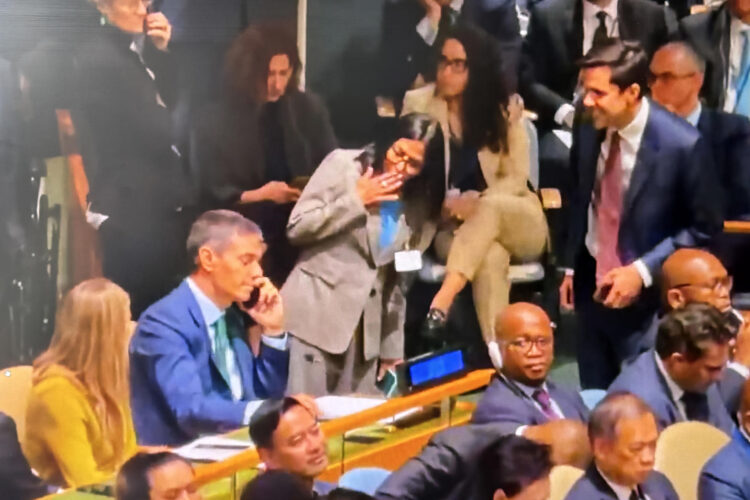 Captura de video tomado de rastreo de redes que muestra a la presidenta encargada de Venezuela, Delcy Rodríguez (c-d), saludando al jefe del Gobierno español, Pedro Sánchez (c-i), durante la 81ª Asamblea General de Naciones Unidas, este martes en Nueva York (Estados Unidos). Sánchez, garantizó a Rodríguez, el compromiso de España con su país y con el futuro de la región. EFE/ /SOLO USO EDITORIAL/ NO VENTAS/ SOLO DISPONIBLE PARA ILUSTRAR LA NOTICIA QUE ACOMPAÑA (CRÉDITO OBLIGATORIO) MÁXIMA CALIDAD DISPONIBLE.  FOTO CEDIDA  PATRÍCIA VASCONCELLOS.