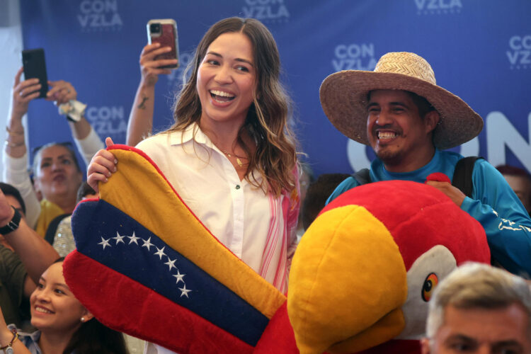 Claudia Macero (i), jefa de comunicaciones de la líder de la oposición y premio nobel de la paz María Corina Machado, participa en una rueda de prensa este lunes, en Caracas (Venezuela). EFE/ Miguel Gutiérrez