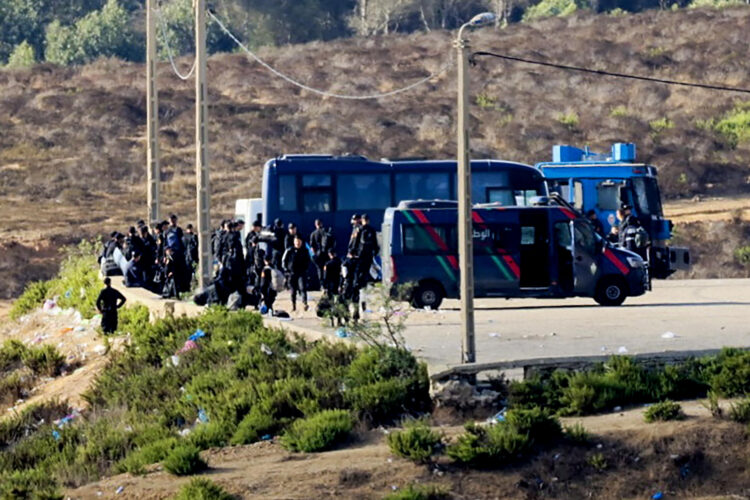 Marruecos ha blindado este miércoles la frontera entre Castillejos (Fnideq) y Ceuta, con controles policiales, vallas y patrullas, ante los llamamientos en redes sociales a un nuevo cruce masivo en plena jornada electoral, mientras decenas de migrantes regresan desde la ciudad española tras su frustrado intento de permanecer en territorio español. EFE/ Reduán