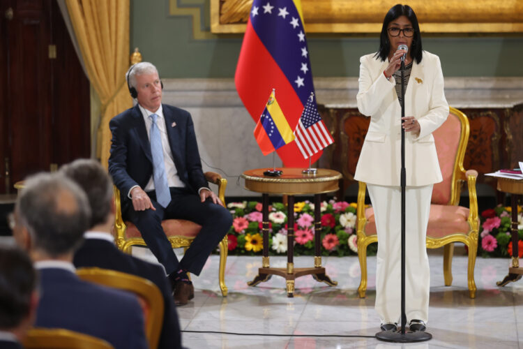 El secretario de Energía de Estados Unidos, Chris Wright, participó en Caracas en los actos de firma de acuerdos junto con la presidenta encargada de Venezuela, Delcy Rodríguez | EFE