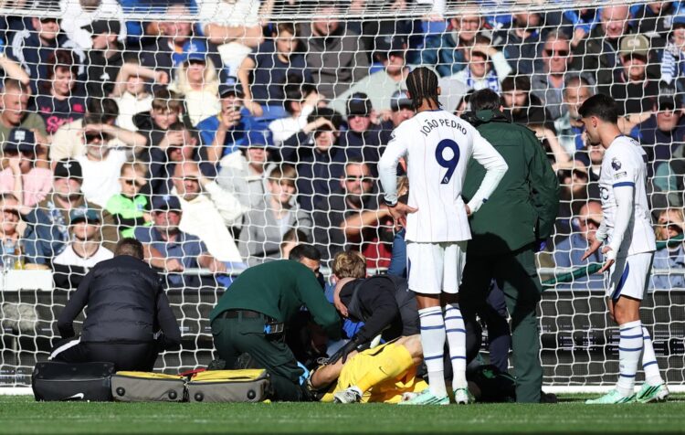 El portero argentino Emiliano Martínez del Chelsea recibe tratamiento durante el partido de la Premier League inglesa entre el Everton y el Chelsea, en Liverpool, Gran Bretaña, 17 de octubre de 2026. (Reino Unido) EFE/EPA/ADAM VAUGHAN PARA USO EDITORIAL EXCLUSIVAMENTE. No usar con audio, video, datos, listas de partidos, logotipos de clubes/ligas, servicios "en directo" o NFTs no autorizados. Uso en línea durante el partido limitado a 120 imágenes, sin emulación de video. No usar en apuestas, juegos o publicaciones de un solo club/liga/jugador.