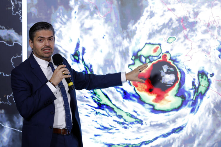 El, coordinador general del Servicio Meteorológico Nacional (SMN), Fabián Vázquez Romaña habla durante una rueda de prensa, en el Palacio Nacional de Ciudad de México (México). EFE/ Sáshenka Gutiérrez
