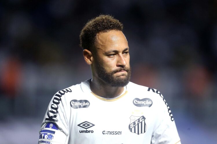 Fotografía de archivo del 28 de julio de 2026 en la que se observa a Neymar, del Santos, al reaccionar en un partido de la Copa Sudamericana entre Santos y Universidad Central en el estadio Urbano Caldeira en Santos (Brasil). EFE/ Guilherme Dionizio