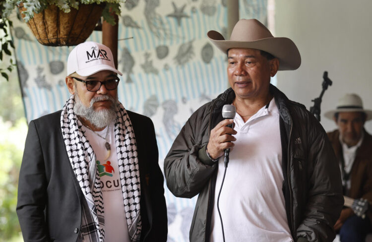 Fotografía del 7 de octubre de 2026 de los firmantes del acuerdo de paz Rolando Acevedo (i) y Tito Cuevas en una actividad en la granja Tíbares ubicada a hora y media de Bogotá (Colombia). EFE/Mauricio Dueñas Castañeda