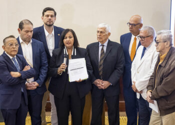 Médicos venezolanos plantean a opositores en el diálogo atender la crisis de salud pública