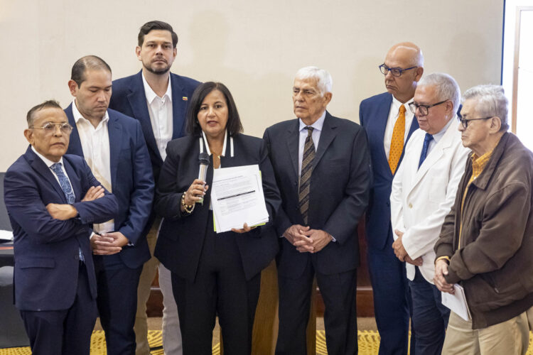 La jefa de la delegación opositora, Dinorah Figuera (c-i), asiste a una reunión con representantes del sector salud para presentar propuestas y demandas ante la Asamblea Nacional 2015 y la delegación opositora de la mesa de diálogo, este viernes en Caracas (Venezuela). EFE/ Miguel Gutiérrez