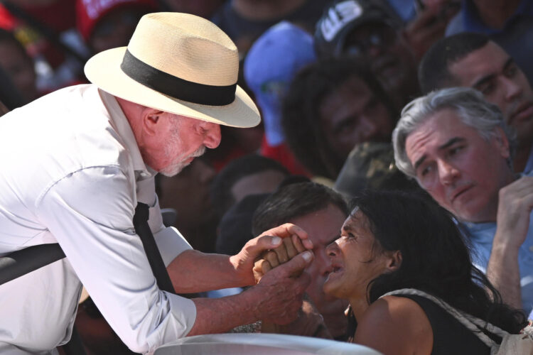 El presidente de Brasil, Luiz Inácio Lula da Silva (i), saluda a una simpatizante durante un acto de campaña, en Brasilia (Brasil). EFE/ Andre Borges