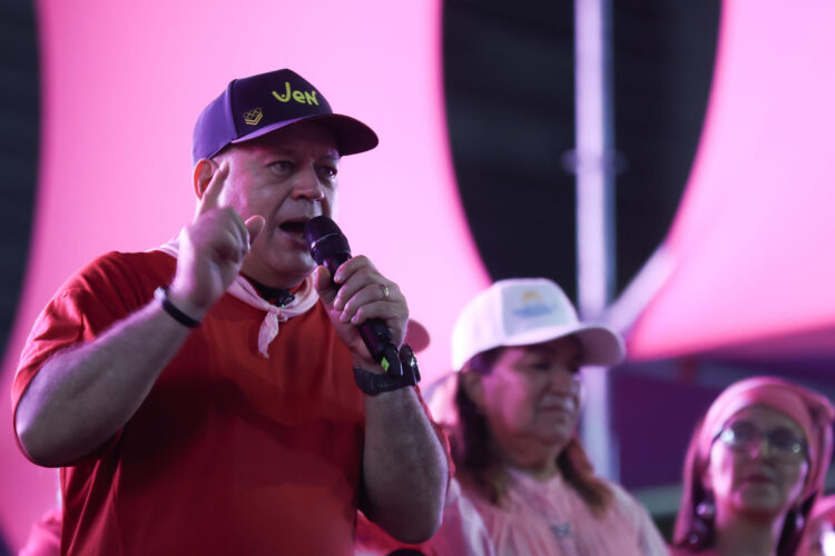 El secretario general del gobernante Partido Socialista Unido de Venezuela, Diosdado Cabello, dijo "hoy nos toca acompañar a la mujer venezolana, que sabe lo que está haciendo desde hace mucho tiempo, que sabe qué hay que hacer, que ha estado al frente diciendo presente siempre", este jueves durante una marchan en Caracas (Venezuela). EFE/ Ronald Peña R