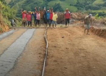 Vecinos de Agua Fría de San Miguel de Boconó realizan reparación de su carretera 