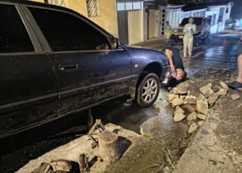 Denuncian riesgo vial por derrames de agua potable en Batatal 