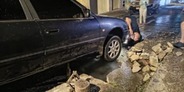 Denuncian riesgo vial por derrames de agua potable en Batatal 
