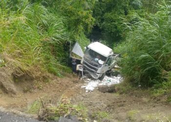 Vehículo volcó por pendiente de 30 metros en Boconó 