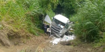Vehículo volcó por pendiente de 30 metros en Boconó 