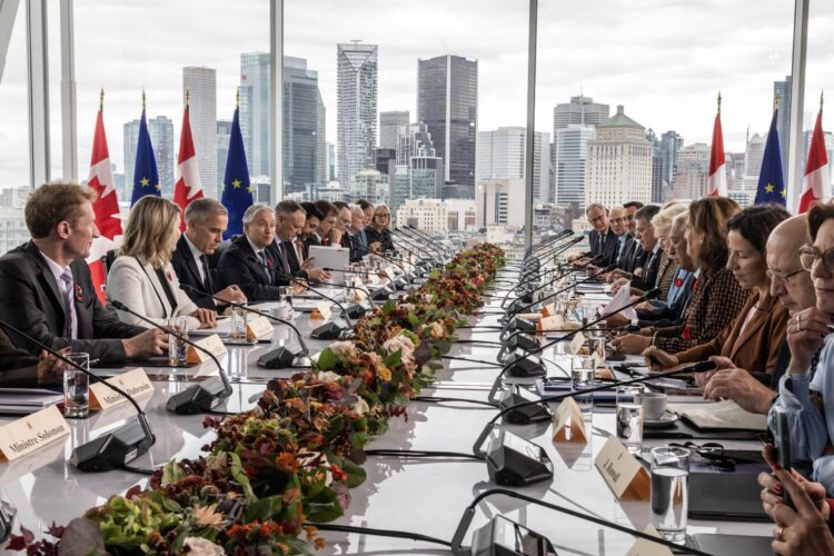 El primer ministro de Canadá, Mark Carney (3.º desde la izquierda), encabeza la reunión ampliada con delegaciones de Canadá y de la Unión Europea durante la XXI Cumbre UE-Canadá en Montreal, Canadá, el 30 de octubre de 2026. EFE/Roger Lemoyne