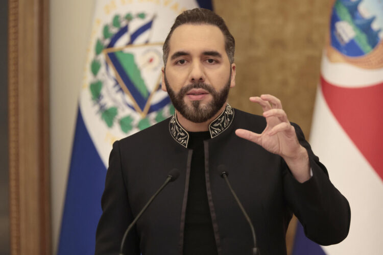 El presidente de El Salvador, Nayib Bukele, fue captado este 16 de octubre, durante una rueda de prensa, con su homóloga de Costa Rica, Laura Fernández (fuera de cuadro), en San Salvador (El Salvador). EFE/Rodrigo Sura