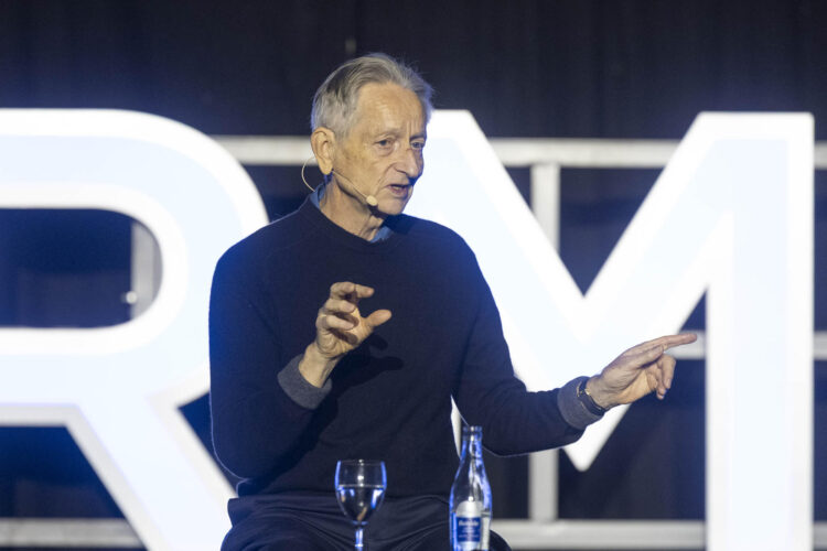 El científico computacional y cognitivo y psicólogo cognitivo británico Geoffrey Hinton durante la mesa redonda sobre "La búsqueda de la verdad" en la que participó este lunes en el VIII festival Starmus, que se celebra hasta el próximo día 22 de octubre en Tenerife. EFE/ Miguel Barreto