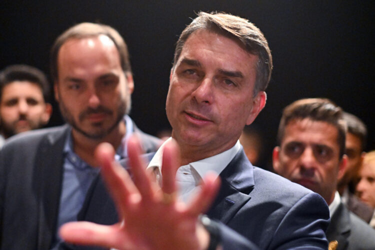 El senador y candidato a la presidencia de Brasil, Flávio Bolsonaro (c), reacciona durante una reunión con gobernadores y senadores electos este jueves, en el auditorio del hotel Brasil 21 en Brasilia (Brasil). EFE/ Andre Borges