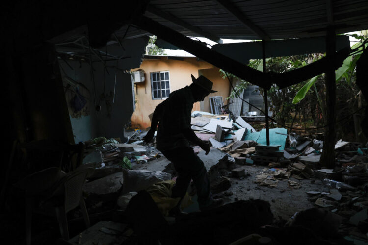 Pedro Frías Castillo camina al interior de su casa este miércoles, donde vivía con su esposa Elena Barría Vargas, en Macaracas, provincia Los Santos (Panamá). EFE/ Bienvenido Velasco