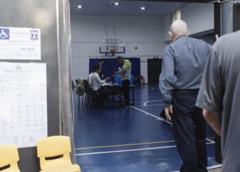 Los israelíes votan en unas elecciones «cruciales»: «Es nuestra última oportunidad»