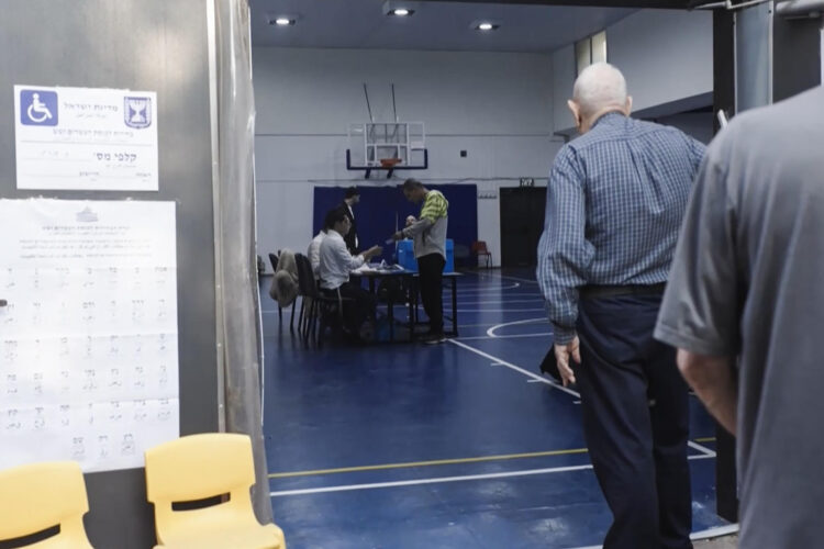 Los colegios electorales en Israel abrieron este martes a las 7:00 hora local (5:00 GMT) para acoger las primeras elecciones desde los ataques de Hamás de octubre de 2023, en las que se decidirá quién gobernará el país tras algunos de sus años más violentos y con el primer ministro, Benjamín Netanyahu, segundo en las encuestas. EFE/Magada Gibelli Sánchez
