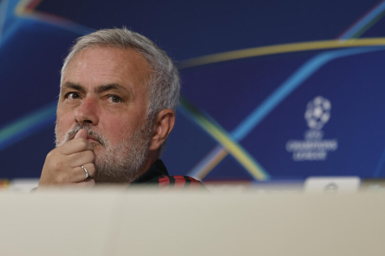 MADRID. El entrenador del Real Madrid, José Mourinho, durante la rueda de prensa tras el entrenamiento del equipo, para preparar el partido de Liga de Campeones que mañana disputarán frente al RB Leipzig en el estadio Santiago Bernabéu de la capital. EFE/Sergio Pérez