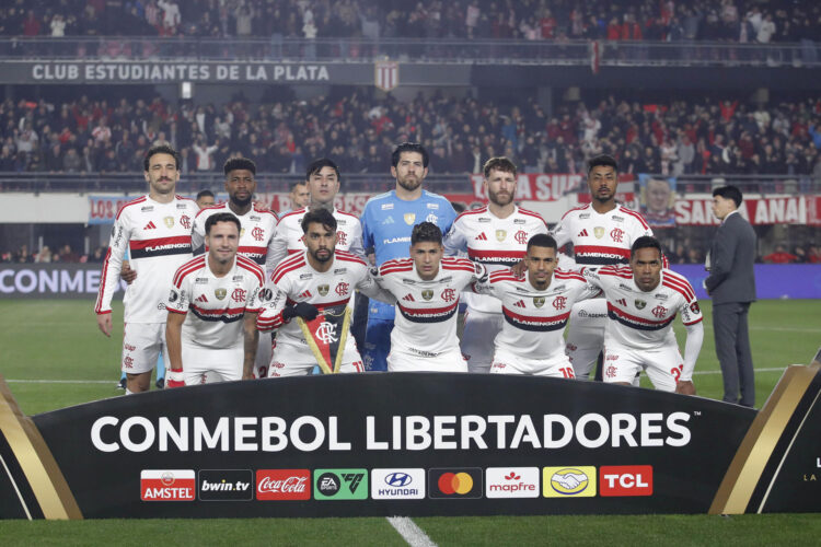 Jugadores de Flamengo forman el pasado jueves antes del partido de ida de la semifinal de la Copa Libertadores ante Estudiantes de La Plata en el estadio Jorge Luis Hirschi en La Plata (Argentina). EFE/Demian Alday Estévez