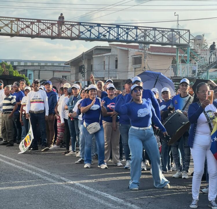 Personas y grupos que exigen elecciones libres.