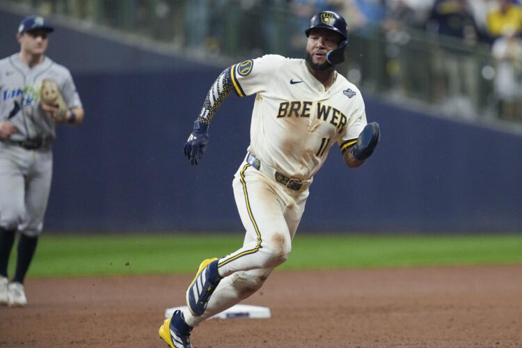 El jardinero izquierdo de los Cerveceros de Milwaukee, el venezolano Jackson Chourio, avanza a tercera base durante el Juego 1 de la Serie Mundial de las Grandes Ligas de Béisbol (MLB). EFE/EPA/ROSS HARRIED