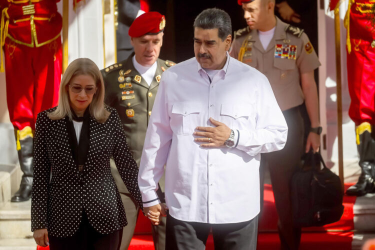 Fotografía de archivo del 18 de noviembre de 2023 del presidente de Venezuela, Nicolás Maduro (c) acompañado de su esposa Cilia Flores (i) durante un acto en Caracas (Venezuela). EFE/ Miguel Gutiérrez ARCHIVO