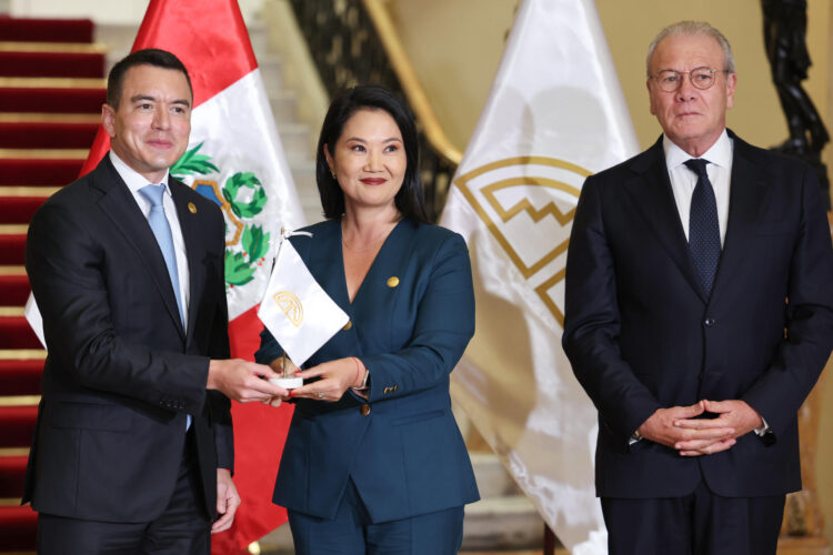 El presidente de Ecuador, Daniel Noboa (i), y su homóloga de Perú, Keiko Fujimori (c), posan junto al secretario general de la Comunidad Andina (CAN), el embajador peruano, Gonzalo Gutiérrez Reinel, durante el traspaso de la presidencia pro tempore de la CAN, este martes en Lima (Perú). EFE/ Paolo Aguilar