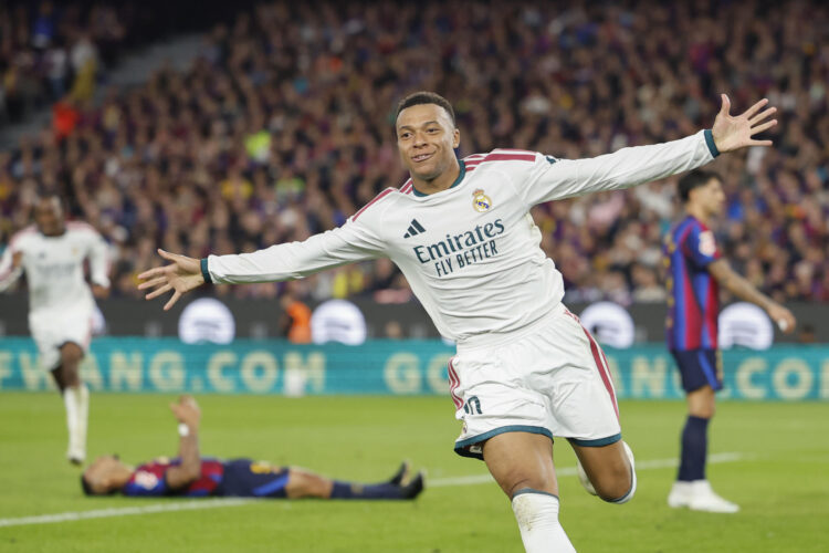 El delantero francés del Real Madrid Kylian Mbappé celebra el segundo gol de su equipo  durante el encuentro de LaLiga EA Sports que disputaron FC Barcelona y Real Madrid en el estadio del Camp Nou, en Barcelona. EFE / Alberto Estévez