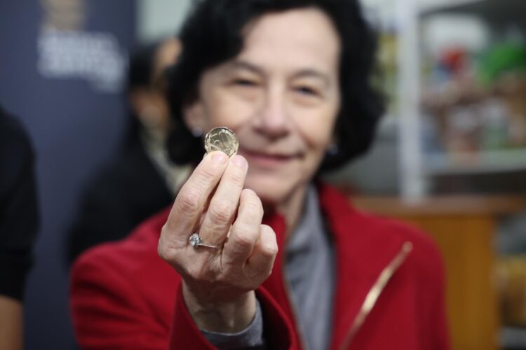 Fotografía cedida por el Banco Central de Chile de su presidenta Rosanna Costa mostrando la nueva moneda de $50 pesos chilenos este martes, en Santiago (Chile). EFE/ Banco Central de Chile