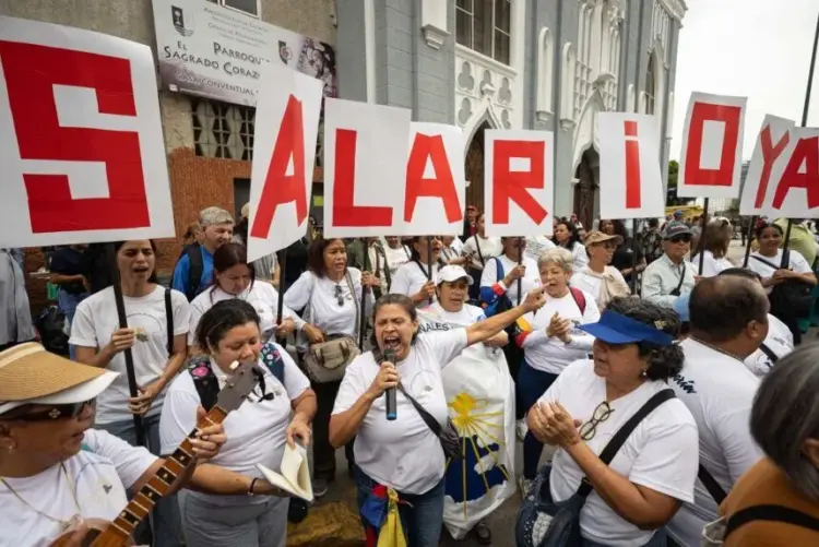 Personas se manifiestan para exigir la restitución de sus derechos laborales y la mejora de ingresos este martes, en Caracas (Venezuela).EFE/ Ronald Peña R