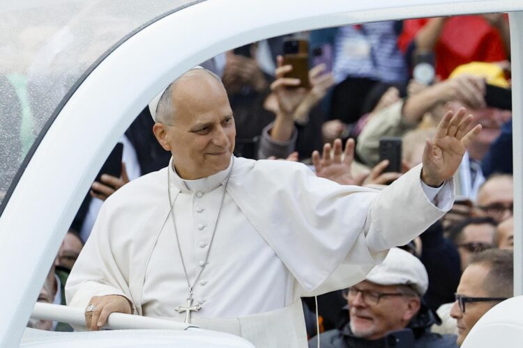FOTO ARCHIVO. El papa León XIV saluda a los fieles durante su audiencia general semanal en la Ciudad del Vaticano el 21 de octubre de 2026. EFE/EPA/FABIO FRUSTACI
