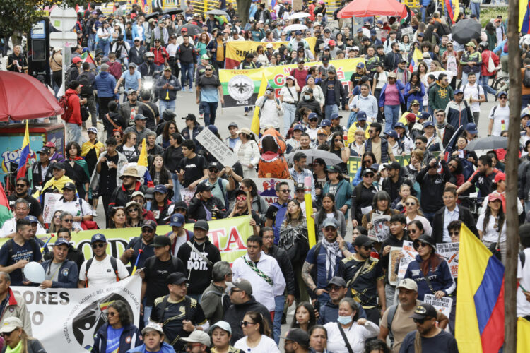 Personas participan en una manifestación contra el Gobierno del ultraderechista Abelardo de la Espriella, este miércoles en Bogotá (Colombia). EFE/ Carlos Ortega