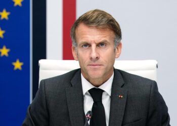 Macron anuncia restricciones a las manifestaciones en Francia y convoca un Consejo de Defensa