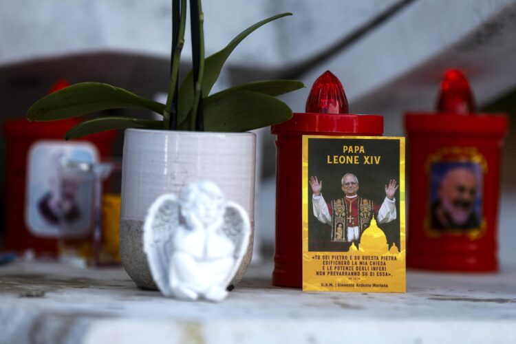 Un pequeño altar de homenaje a León XIV ante el hospital Gemelli de Roma. EFE/EPA/ANGELO CARCONI