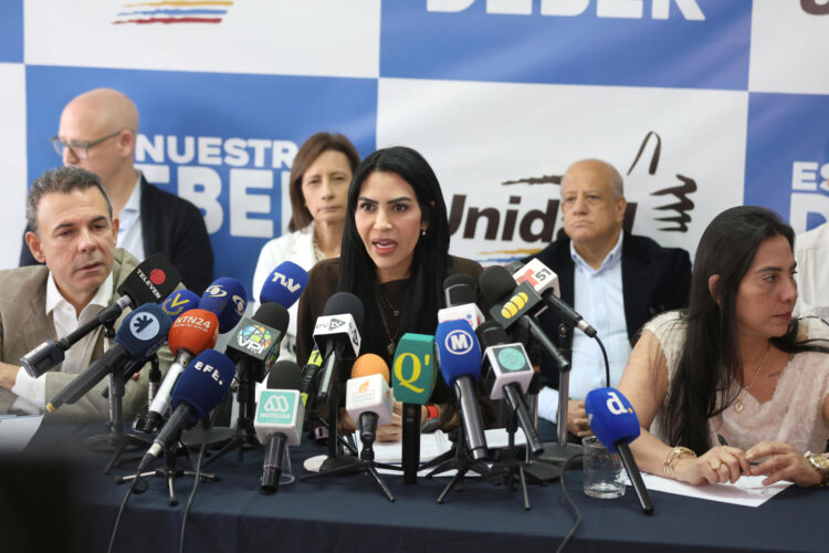 La dirigente política de la oposición y exdiputada de la Asamblea Nacional de Venezuela, Delsa Solórzano, habla en una rueda de prensa este martes en Caracas (Venezuela). EFE/ Miguel Gutiérrez