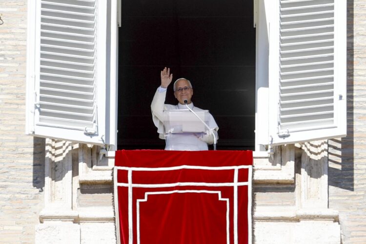 El Papa León XIV dirige el rezo del Ángelus desde la ventana de su despacho con vistas a la Plaza de San Pedro, en la Ciudad del Vaticano, el 11 de octubre de 2026.  EFE/FABIO FRUSTACI